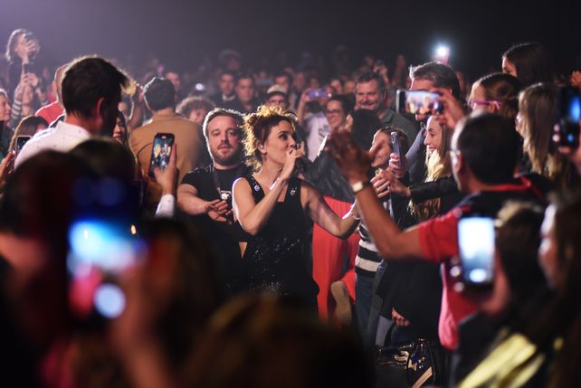 Zaz abrió el show cantando en medio del público.