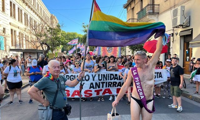 Militantes del colectivo LGTBIQANB+ estuvieron presentes en la marcha antifascista y antirracista contra Milei.