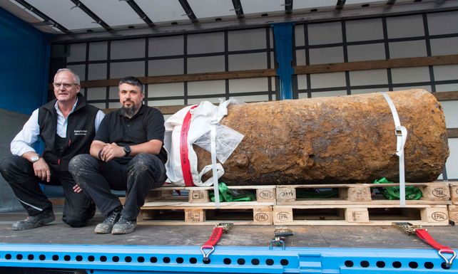 Los expertos Dieter Schawaetzeler y Rene Bennert posan junto a la bomba una vez desactivada.