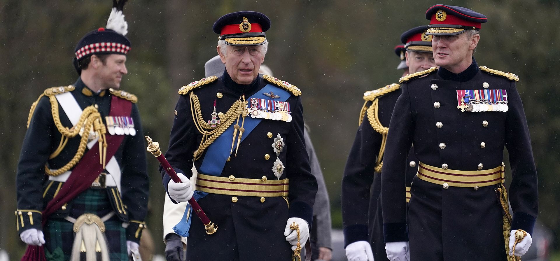 El rey Carlos III de Gran Bretaña inspecciona el desfile del soberano número 200 de la Royal Military Academy Sandhurst y presenta los nuevos colores y el estandarte del soberano a los alféreces que lo reciben en Camberley, Inglaterra, el viernes 14 de abril de 2023. (Foto AP/Alberto Pezzali)