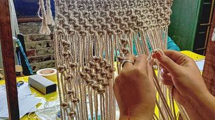En Eva Taller de Arte y Manualidades se dan cita mujeres de todas las edades para aprender esta antigua técnica que hoy marca tendencia en diseño