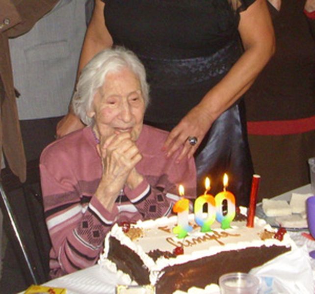 Ramona Zárate está plena de vida y celebró con alegría sus cien años.