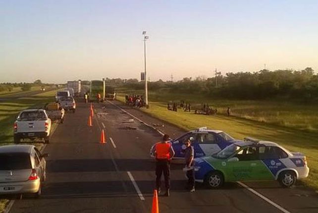 Del choque participó un camión y un micro de la empresa Expreso Ruta 13