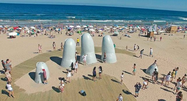 Los argentinos copan las playas de Uruguay en un verano exitoso