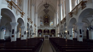 Una mujer tomó del cuello a un cura durante una misa en una parroquia del centro