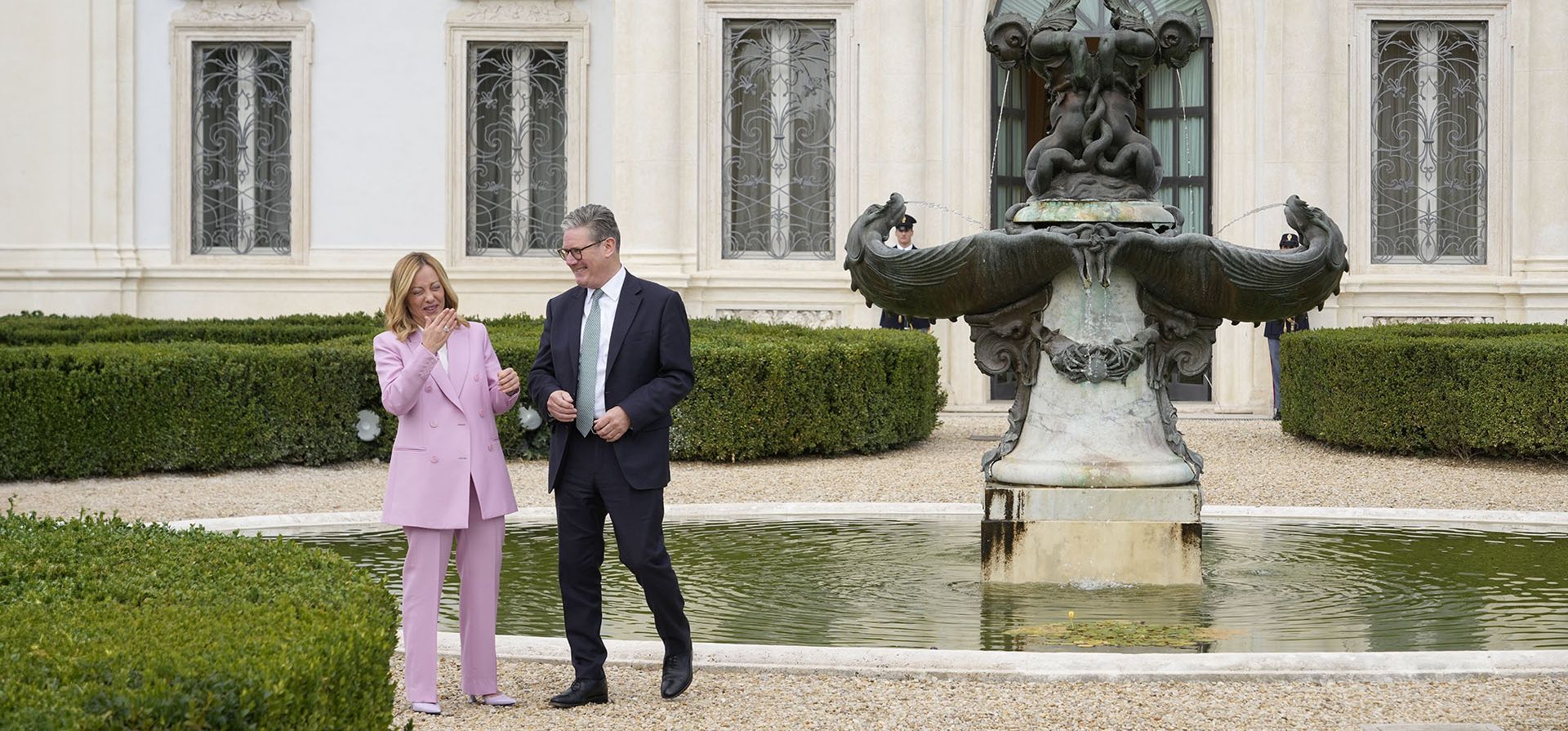 La primera ministra italiana, Giorgia Meloni y el primer ministro británico, Keir Starmer, se reúnen en Villa Pamphilj en Roma, el lunes 16 de septiembre de 2024. (Foto AP/Andrew Medichini) La primera ministra italiana, Giorgia Meloni y el primer ministro británico, Keir Starmer, se reúnen en Villa Pamphilj en Roma, el lunes 16 de septiembre de 2024. (Foto AP/Andrew Medichini)