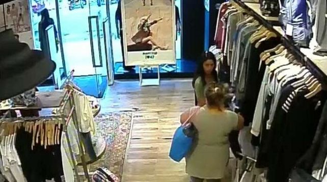 Mecheras quedan filmadas cuando roban con total impunidad una costosa campera