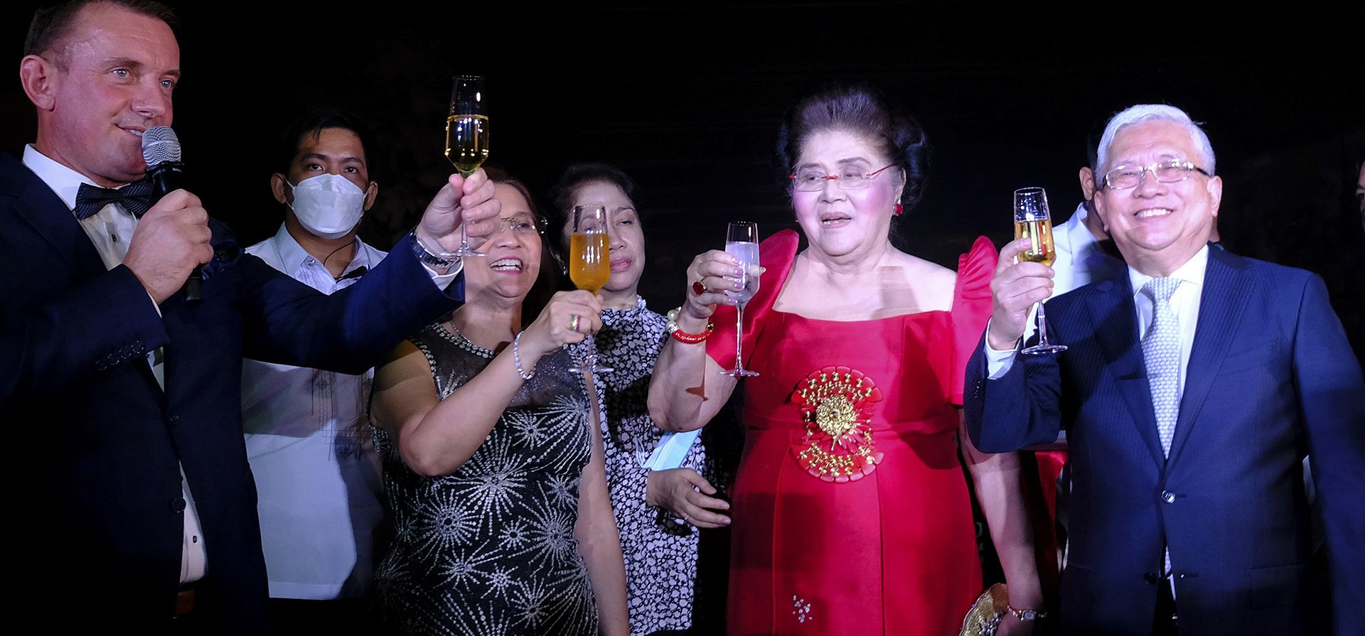 La ex primera dama de Filipinas, Imelda Marcos, madre del presidente filipino Ferdinand Marcos Jr., brinda con el gerente general de Philippine Plaza, Olivier Larcher, la alcaldesa de la ciudad de Pasay, Imelda Calixto-Rubiano, y el presidente de PPSi Philippine Plaza Holdings Incorporation Peña Sy durante el encendido ceremonial del árbol de Navidad del hotel en Metro Manila, Filipinas, el jueves 17 de noviembre de 2022. Foto: AP