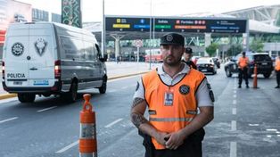 Viajó a España a acosar a su exesposa y le puso un celular a su auto para seguirla