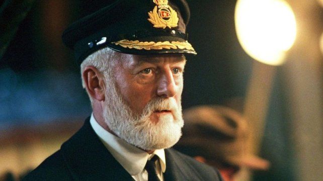 Bernard hill como capitán Edward James Smith en Titanic