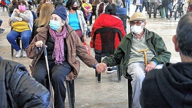 Una pareja de abuelos fue a vacunarse contra el coronavirus, se tomó de la mano y la imagen se volvió viral