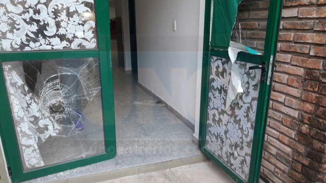 Destrozada. La puerta de ingreso a la escuela sintió el rigor delictivo.
