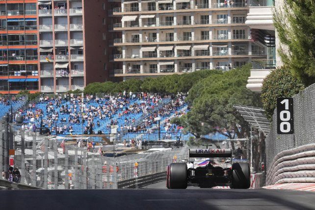 El piloto de Fórmula 1 alemán Mick Schumacher del Haas F1 Team, en acción durante la primera práctica libre del Gran Premio de Mónaco que se disputará el domingo, en la ciudad-estado independiente francesa.