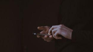 Se filmaba abusando de niños y olvidó el celular en un taxi