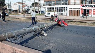 La caída del poste golpeó a un motociclista en Concepción del Uruguay.
