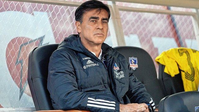 Gustavo Quinteros viene de dirigir a Colo Colo y es uno de los apuntados por Vélez.
