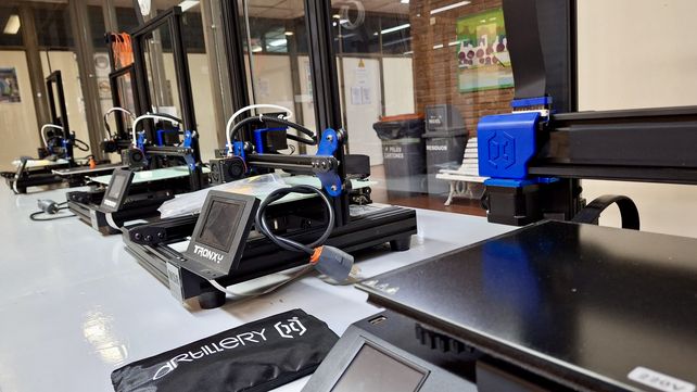 El laboratorio cuenta con 8 impresoras 3D, una termoformadora, un escáner 3D, kits de minitornos, herramientas de mano y equipamiento eléctrico complementario.