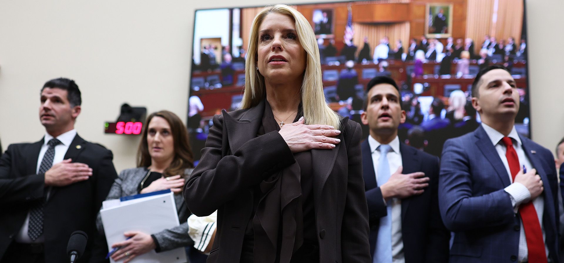 La fiscal general Pam Bondi pronuncia el juramento de lealtad ante una audiencia de supervisión del Comité Judicial de la Cámara de Representantes en el Capitolio, Washington, el miércoles 11 de febrero de 2026. (Foto AP/Tom Brenner) La fiscal general Pam Bondi pronuncia el juramento de lealtad ante una audiencia de supervisión del Comité Judicial de la Cámara de Representantes en el Capitolio, Washington, el miércoles 11 de febrero de 2026. (Foto AP/Tom Brenner)