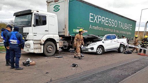 Dos muertos por un accidente entre una camioneta y un camión en la intersección de ruta 14 y 18