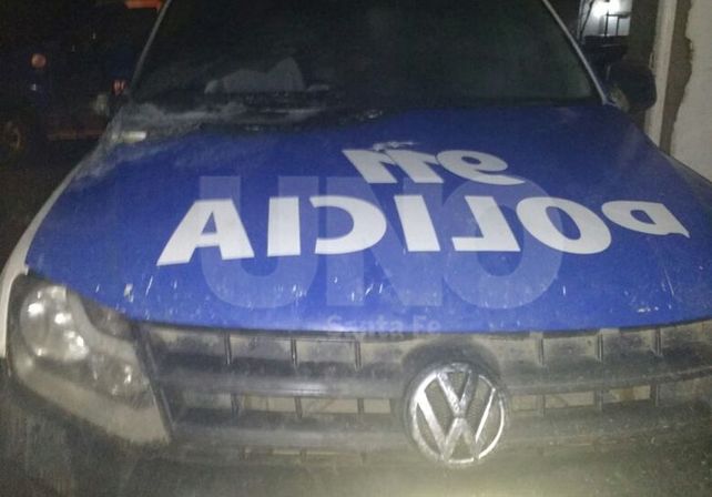 Así quedó el patrullero incendiado.