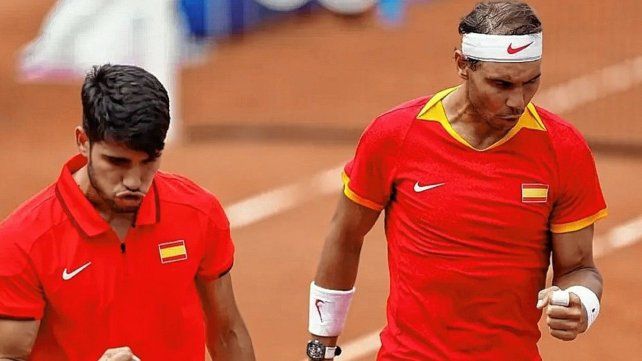 Rafael Nadal y Alcaraz festejan uno de los puntos.