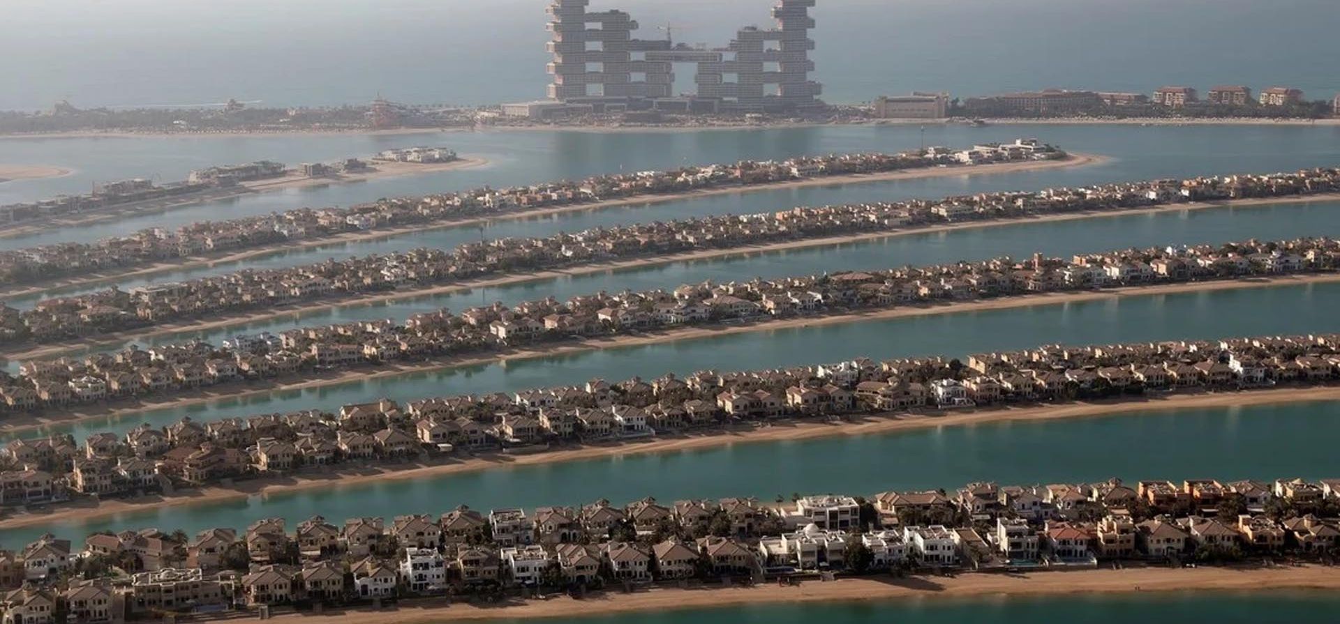 Las villas en las frondas de Jumeirah Palm Island se ven desde la plataforma de observación de The View en The Palm Jumeirah, en Dubai, Emiratos Árabes Unidos. Foto: AP