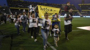 Los familiares de Ivana Garcilazo llevaron su pedido de justicia al mismo césped del Gigante.