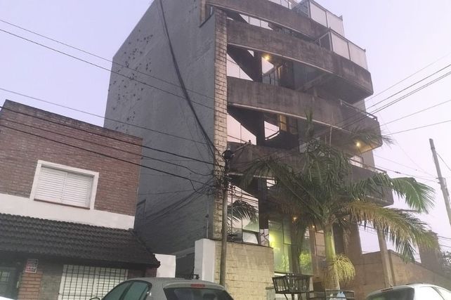 Milagro en el norte de la ciudad: cayó desde un cuarto piso por olvidarse las llaves y solo sufrió lesiones leves