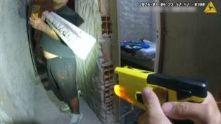 Lo reducen con una pistola Taser tras amenazar a su pareja con un cuchillo y a la policía con una viga