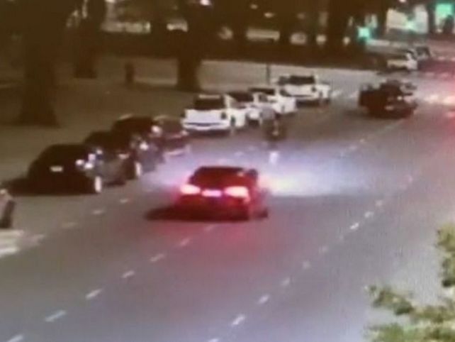 La modelo estaba trepada a la puerta derecha del auto del jugador