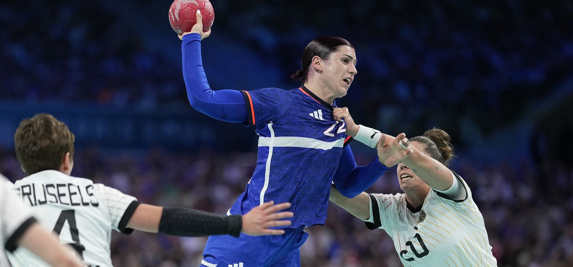 La francesa Tamara Horacek remata a portería durante un partido de balonmano de cuartos de final entre Francia y Alemania en los Juegos Olímpicos de Verano de 2024, el martes 6 de agosto de 2024, en Villeneuve-d'Ascq, Francia. (Foto AP/Aaron Favila) La francesa Tamara Horacek remata a portería durante un partido de balonmano de cuartos de final entre Francia y Alemania en los Juegos Olímpicos de Verano de 2024, el martes 6 de agosto de 2024, en Villeneuve-d'Ascq, Francia. (Foto AP/Aaron Favila)