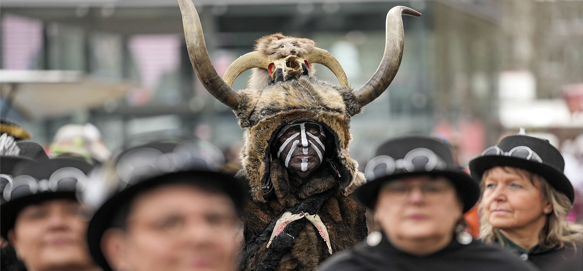Participantes disfrazados celebran el inicio del carnaval callejero en la plaza Heumarkt (Mercado de heno) en Colonia, Alemania, el jueves 27 de febrero de 2025. (Foto AP/Martin Meissner) Participantes disfrazados celebran el inicio del carnaval callejero en la plaza Heumarkt (Mercado de heno) en Colonia, Alemania, el jueves 27 de febrero de 2025. (Foto AP/Martin Meissner)