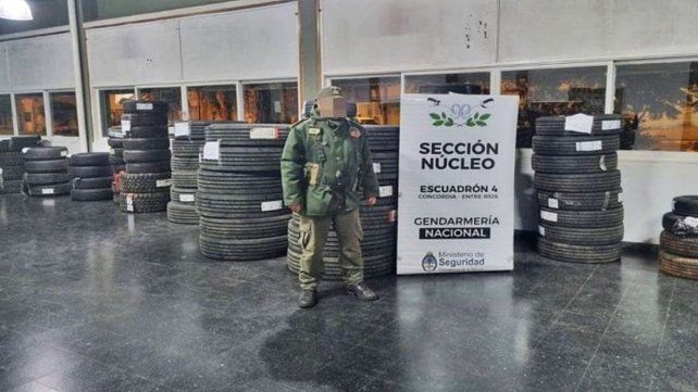 El contrabando de cubiertas chinas circulaba en un camión por la Autovía Artigas. Fue detenido por Gendarmería en Concordia.