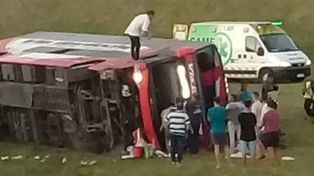 Dos muertos y 30 heridos al volcar un colectivo