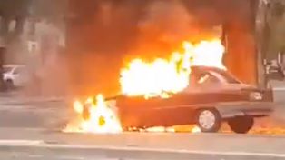 Un auto que se prendió fuego en Oroño y 27 de Febrero y quedó destruido