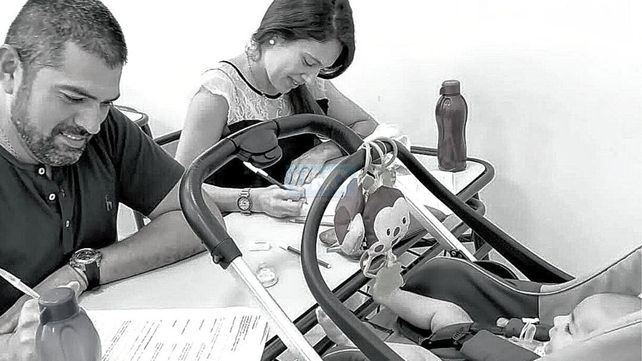 La pareja. Oriunda de Tucumán cumplimentó la instancia de evaluación junto a su pequeña bebé.