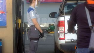Suben los impuestos a los combustibles: ¿aumenta el precio de la nafta la semana que viene?