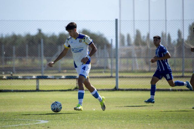 Santiago Burgos traslada en el partido que Central jugó frente a Godoy Cruz, en Mendoza.