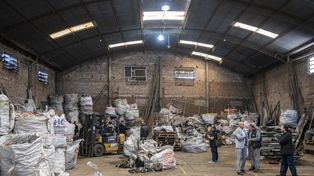Funcionarios judiciales y municipales en pleno allanamiento del galpón de Cerrito al 4700.