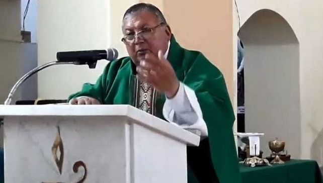 En el púlpito. El sacerdote Quiroga