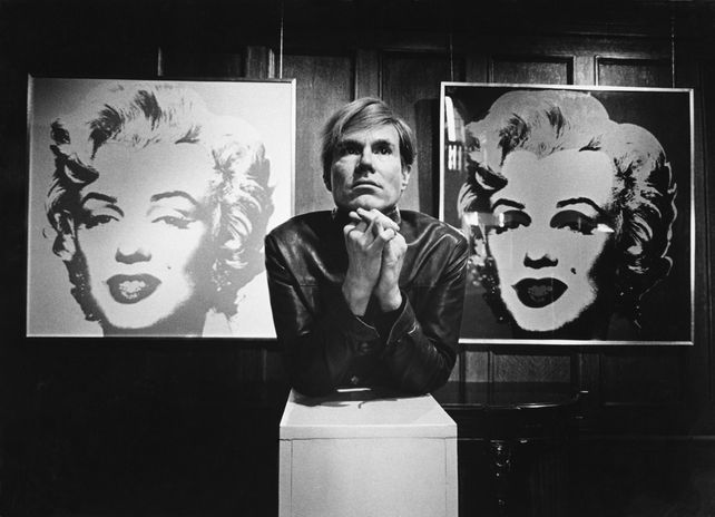 Warhol con una de sus obras