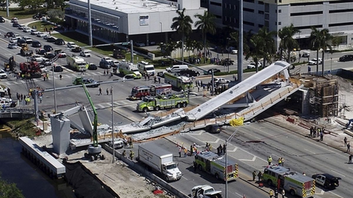 Al menos un muerto en Miami al caer un puente sobre una autopista