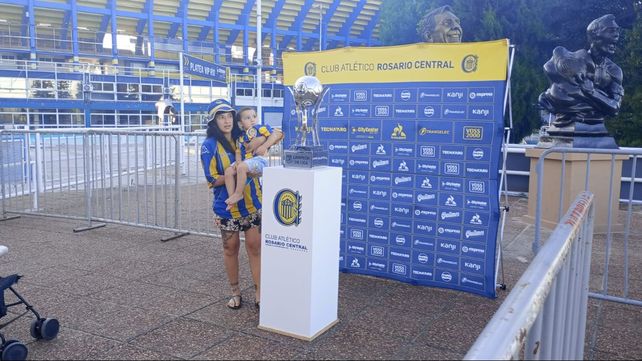 Los hinchas de Central ya se toman fotos con la Copa por el título de la Liga 2025.&nbsp;