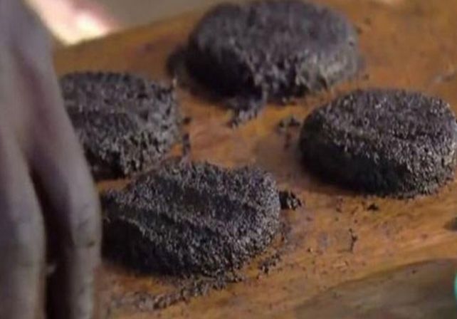 Hamburguesas de moscas, la nueva moda gourmet africana