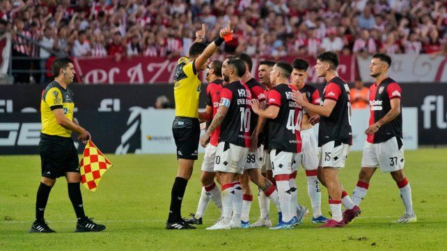 Banega fue fuerte abajo, vio la roja y se quedará sin clásico