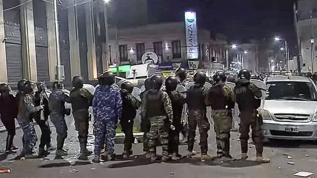 Los incidentes en la Asamblea de Independiente dejaron 48 detenidos y 15 policías heridos. Los incidentes en la Asamblea de Independiente dejaron 48 detenidos y 15 policías heridos.