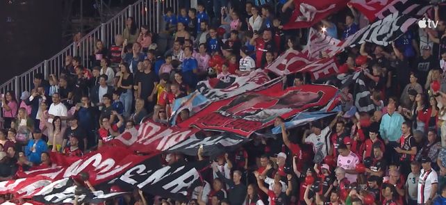 La hinchada de Newells se hizo sentir en Miami.
