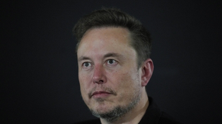Elon Musk permite que racistas estadounidenses publiquen en su red. Y hasta les da su OK.&nbsp;