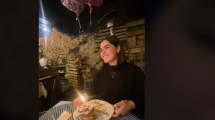 Video: una joven invitó a su cumpleaños a sus amigos y no fue nadie, pero tuvo un festejo inusual