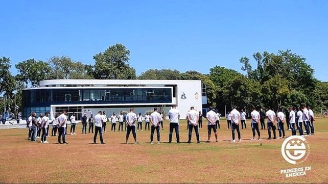 El plantel de Gimnasia pide postergar el partido ante Vélez con motivo del fallecimiento de su DT Diego Maradona.